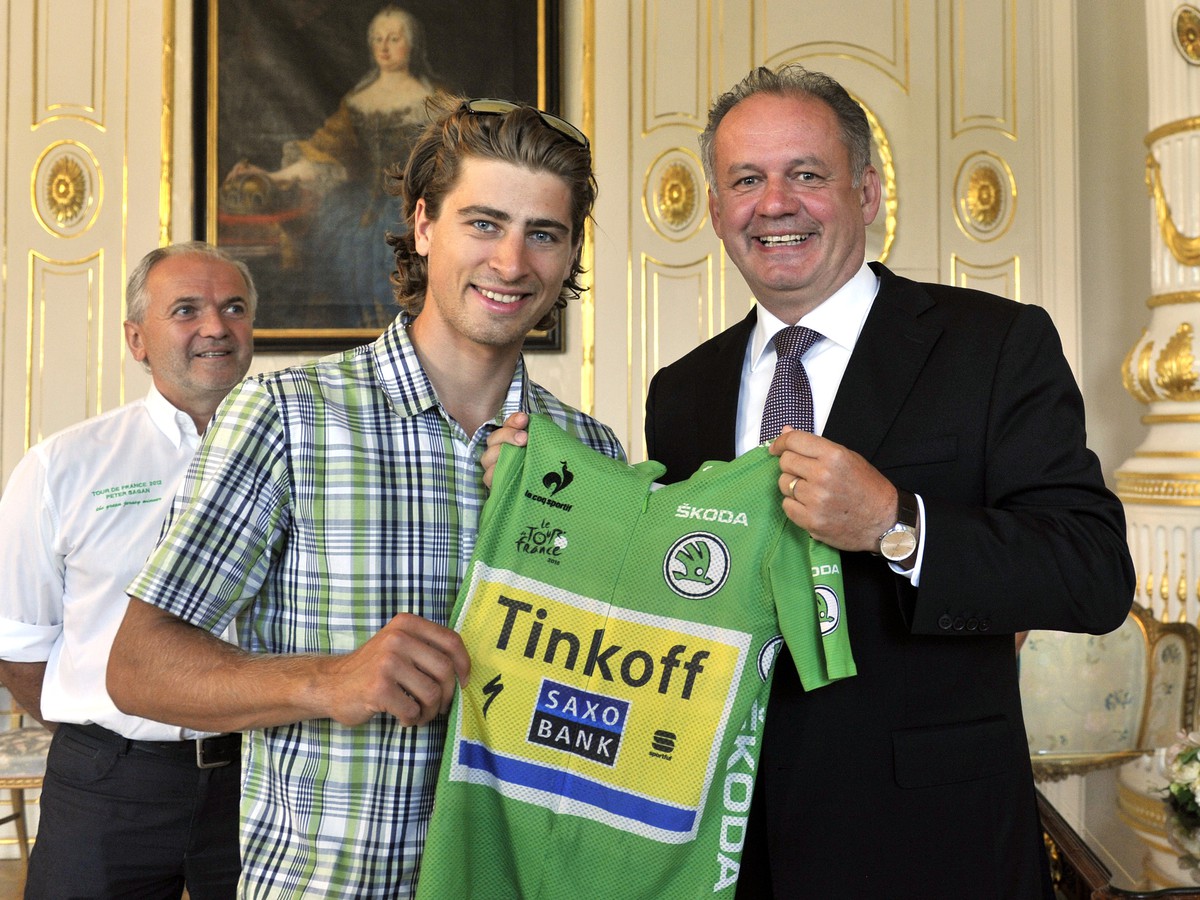 Peter Sagan predáva prezidentovi Slovenska repliku zeleného dresu