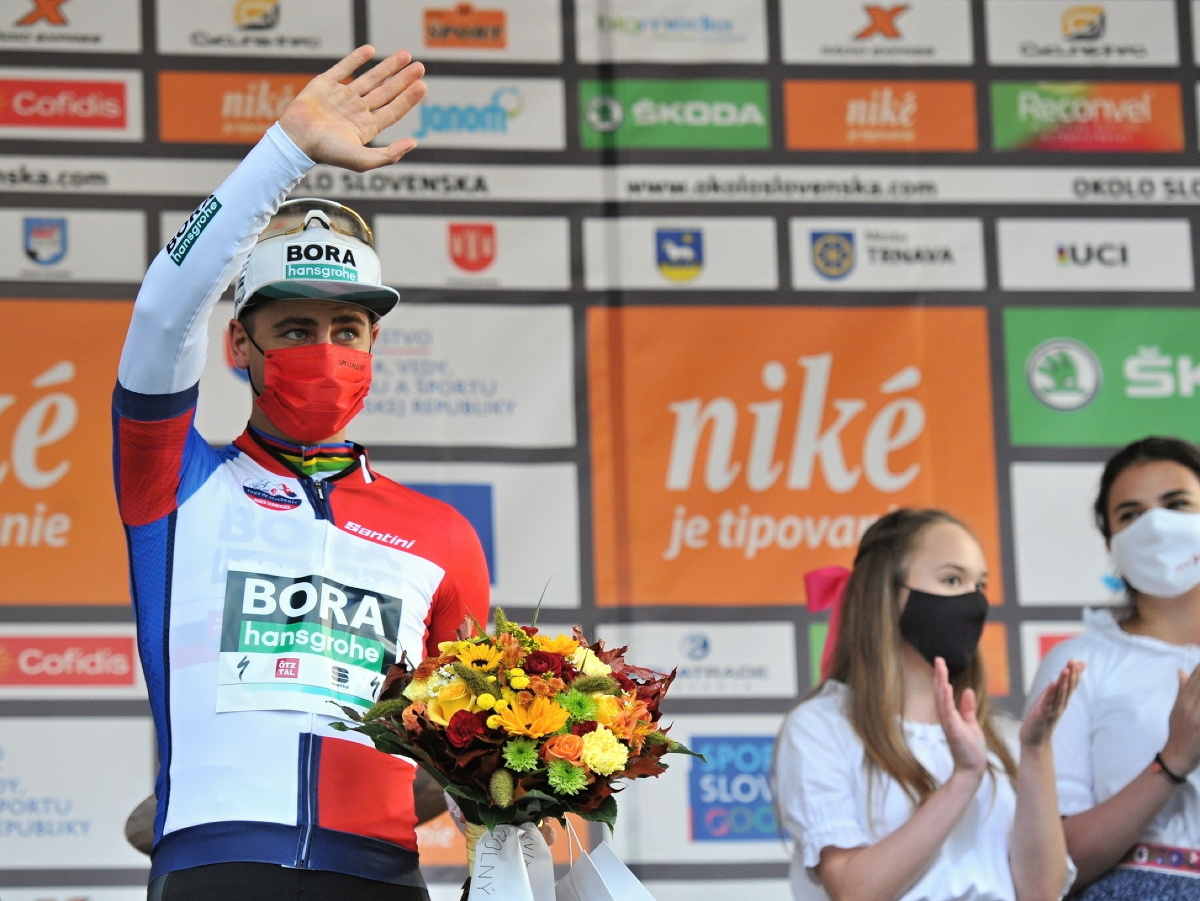 Peter Sagan (Bora-Hansgrohe) oslavuje na pódiu po 2. etape 65. ročníka Medzinárodných cyklistických pretekov Okolo Slovenska v Dolnom Kubíne