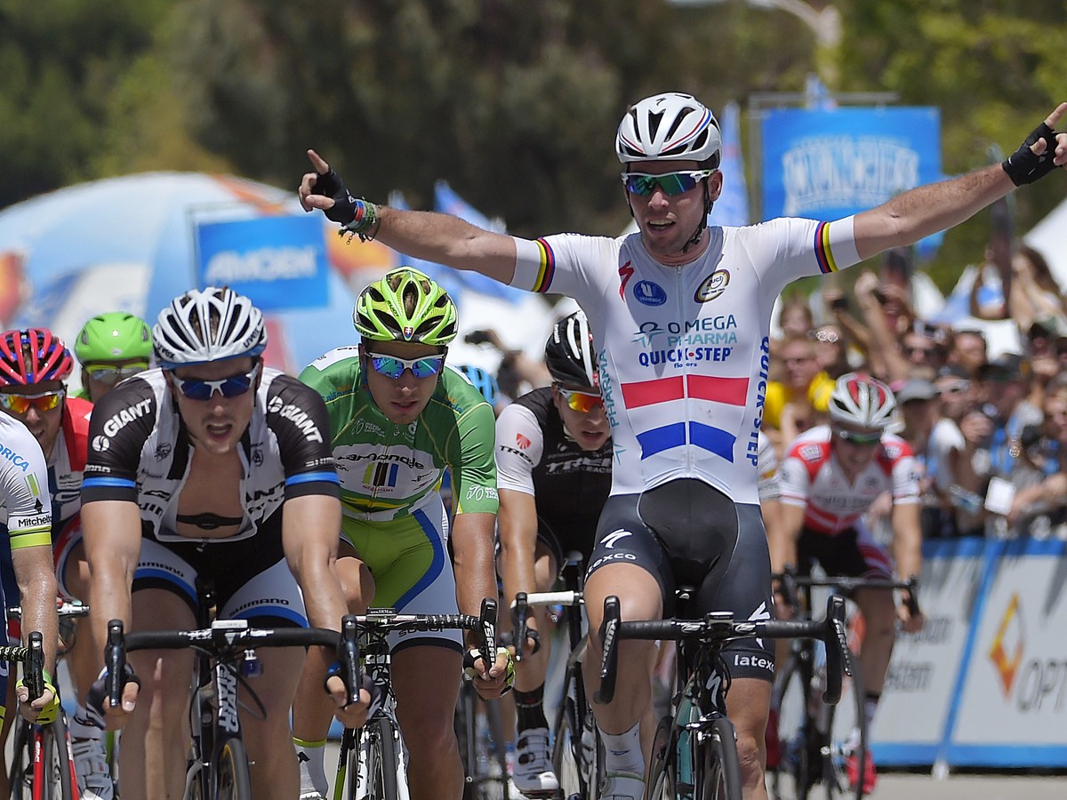Mark Cavendish a jeho víťazná radosť v cieli, v pozadí Peter Sagan (v zelenom)
