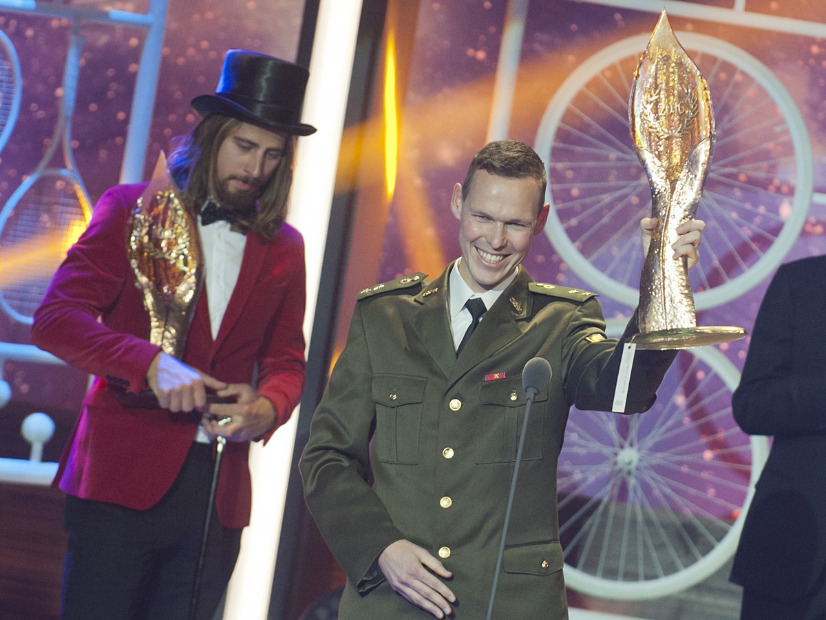 Slovenský reprezentant v chôdzi Matej Tóth (vpravo) sa stal víťazom v kategórii Jednotlivci počas galavečera Športovec roka 