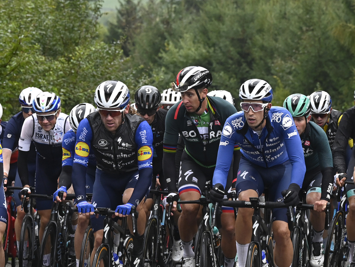 Peter Sagan s ostatnými cyklistami počas tretej etapy Okolo Slovenska