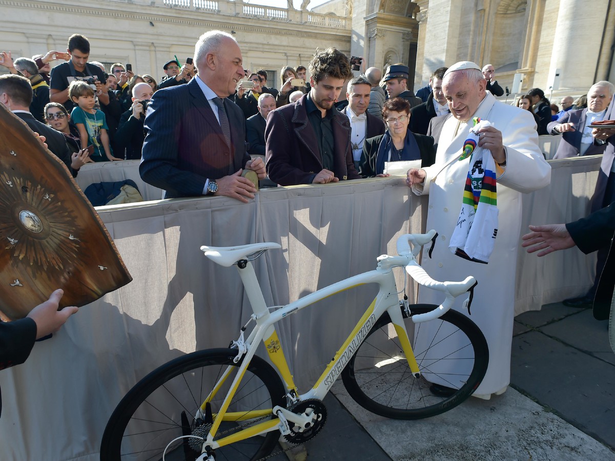 Peter Sagan daroval pápežovi Františkovi podpísaný dres majstra sveta a bicykel v pápežských farbách s nápisom 