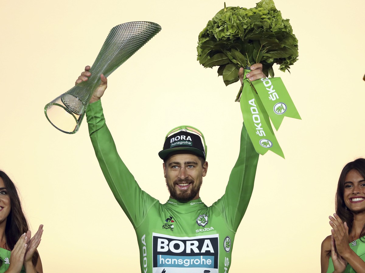 Slovenský cyklista Peter Sagan oslavuje  na pódiu svoj siedmy zelený dres pre víťaza bodovacej súťaže na 106. ročníku prestížnych pretekov Tour de France v Paríži