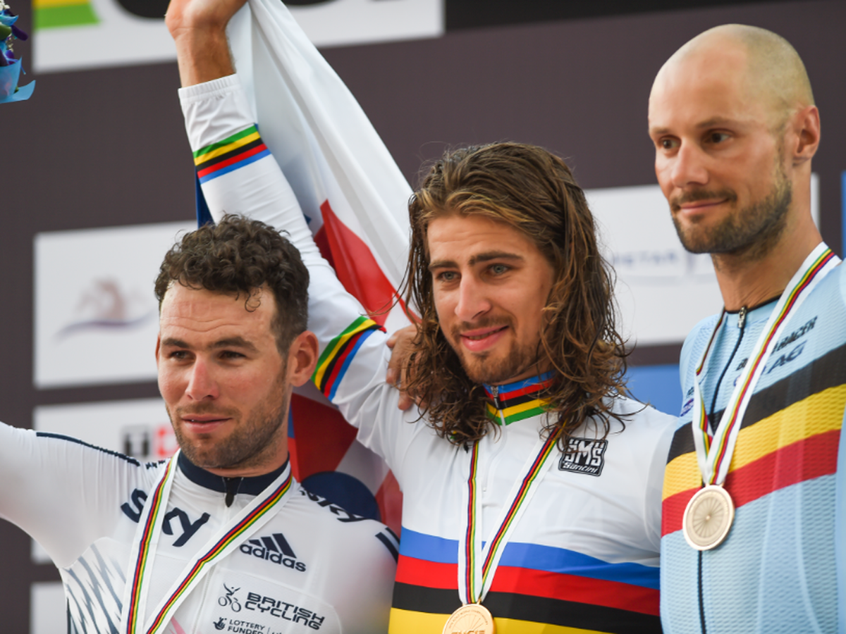 Víťazný slovenský cyklista Peter Sagan (v strede) pózuje na pódiu s druhým Britom Markom Cavendishom (vľavo) a tretím Belgičanom Tomom Boonenom (vpravo)