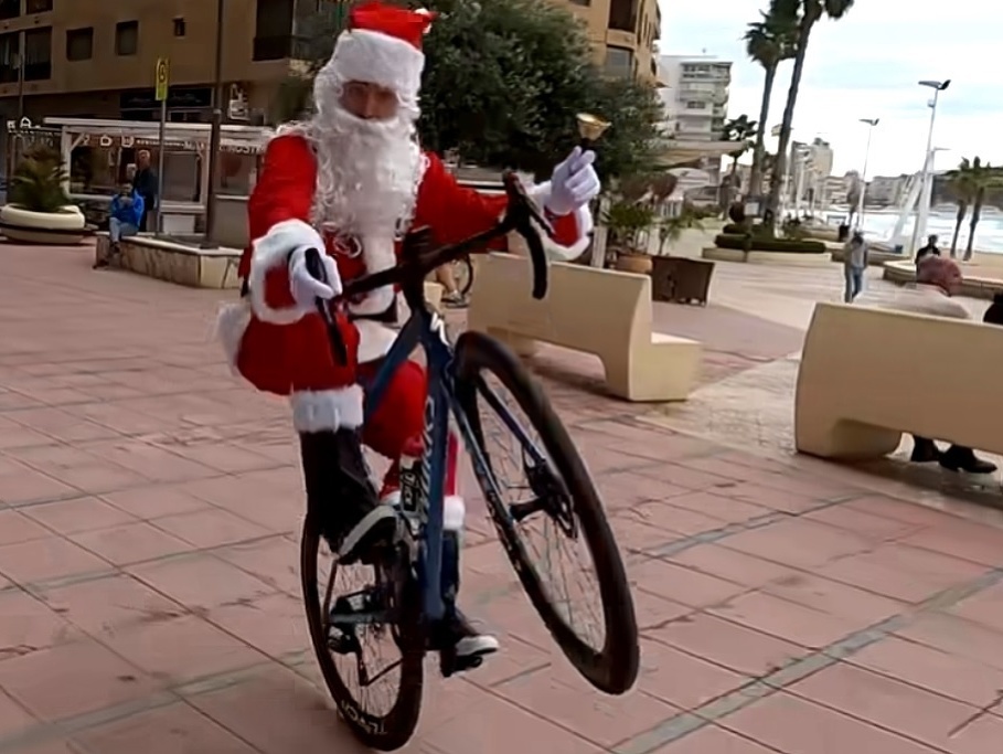 Peter Sagan v novom videu ako Santa na bicykli