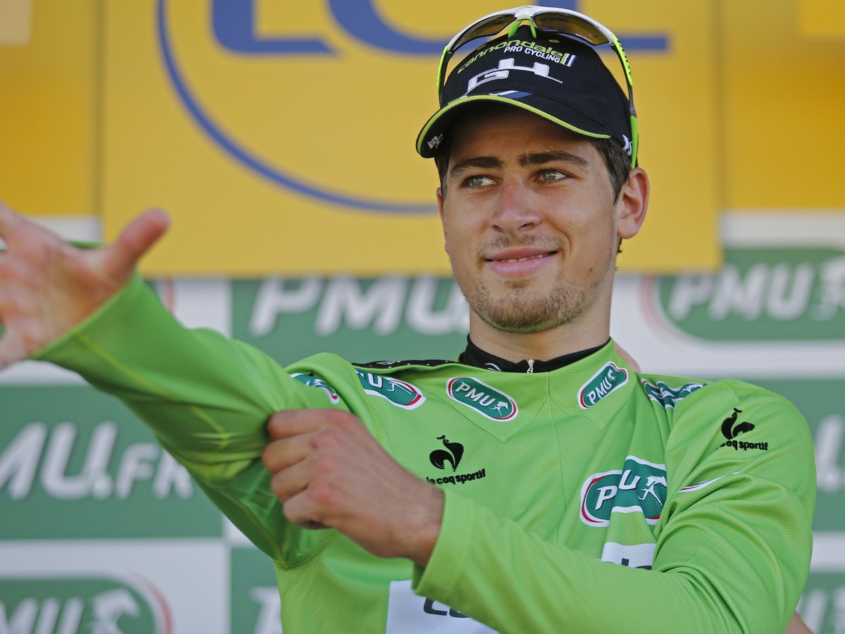 Peter Sagan si na pódiu oblieka zelený dres vedúceho pretekára v bodovacej súťaži