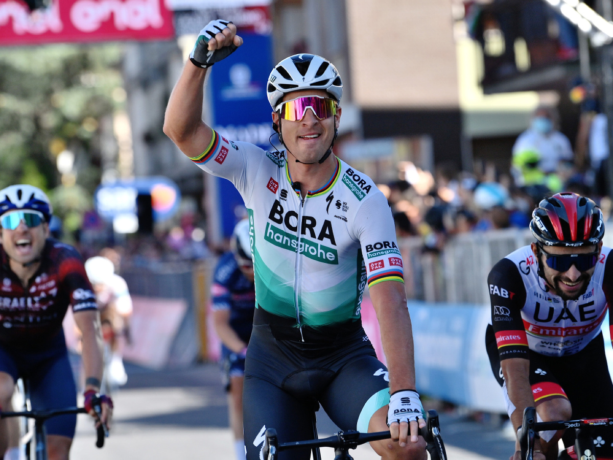 Peter Sagan oslavuje triumf v desiatej etape na Gire
