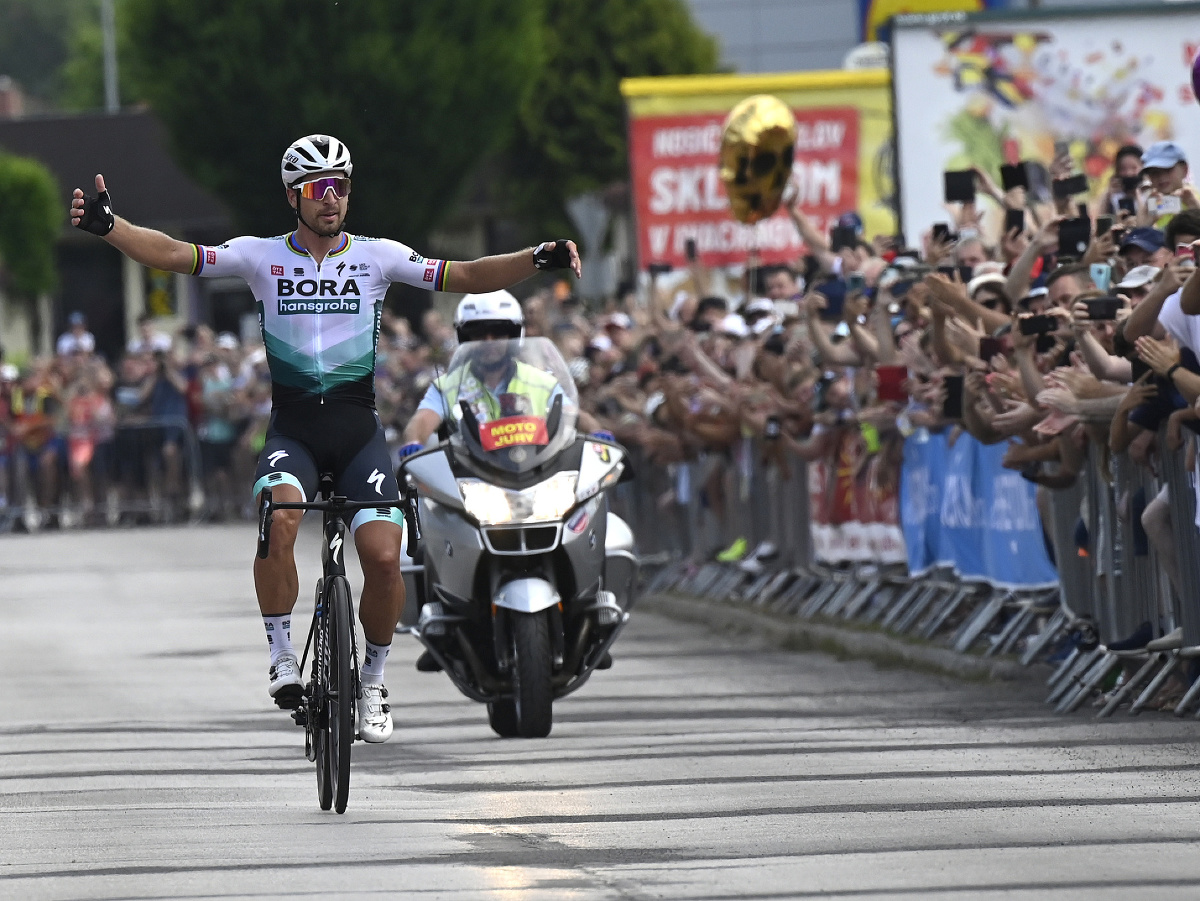 Peter Sagan oslavuje víťazstvo a siedmy titul v cieli pretekov mužov v kategórii Elite na 227,50 km na spoločných majstrovstvách Slovenska a Českej republiky v cestnej cyklistike