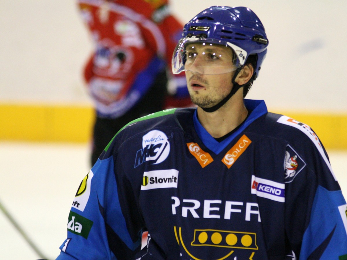 Obranca Čerepovca Peter Smrek