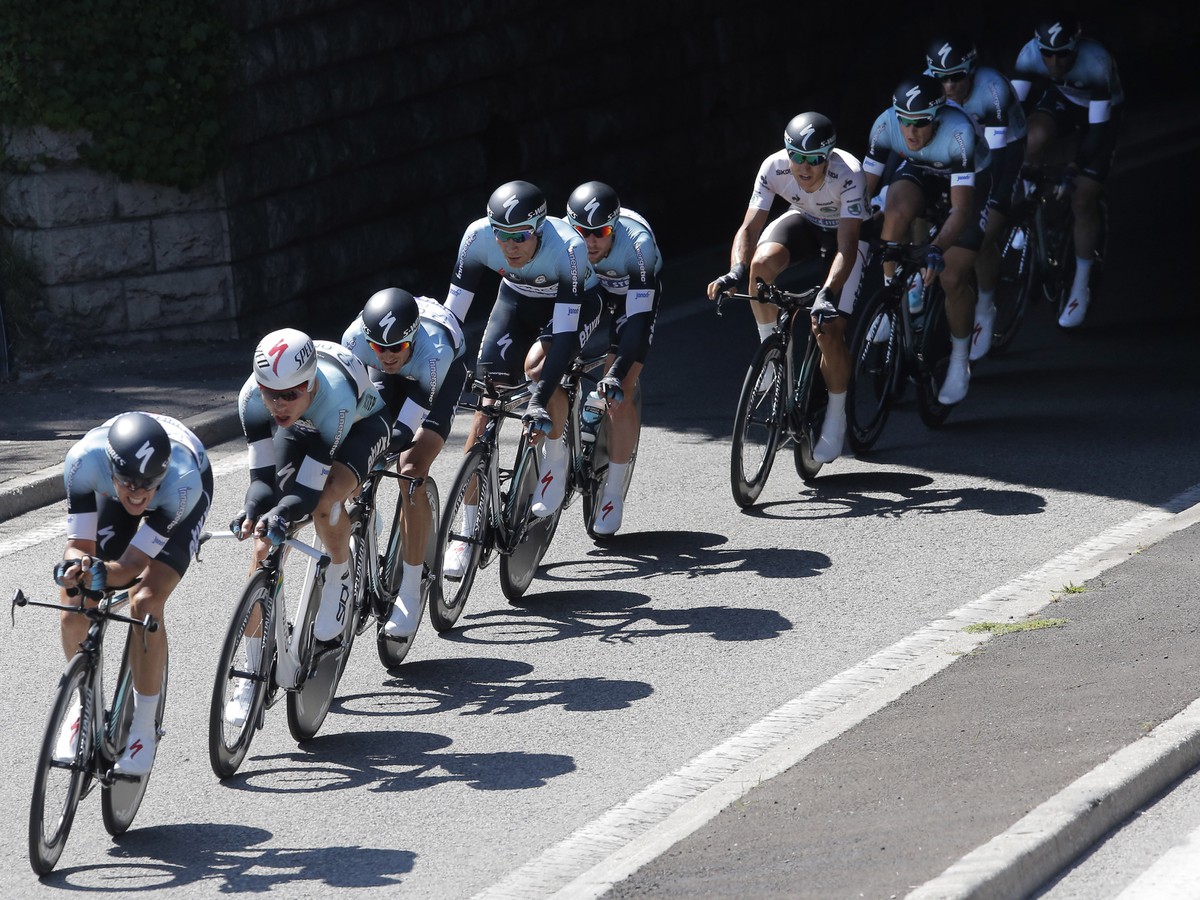 Peter Velits a jeho tím počas tímovej časovky na Tour de France