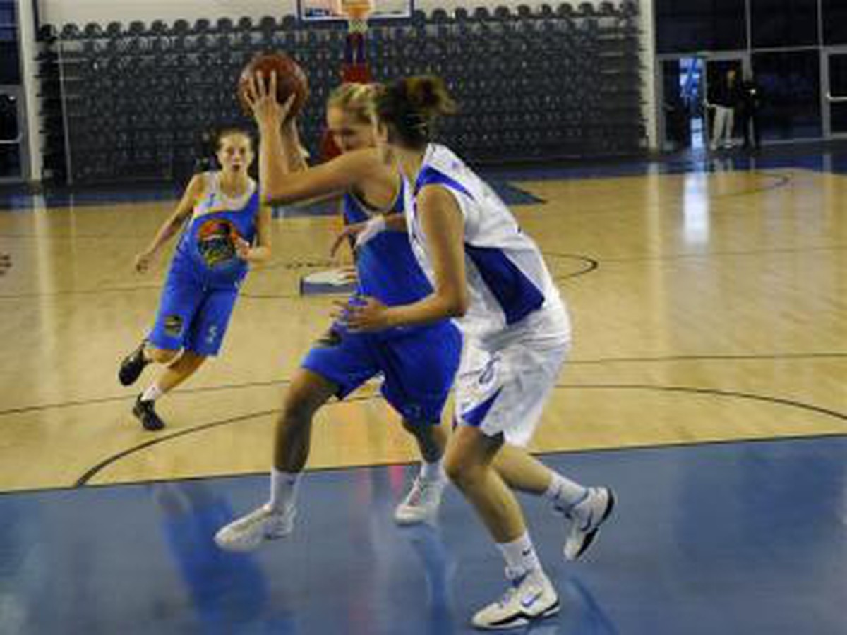 Petra Bartanusová z Piešťan pod košom Popradu