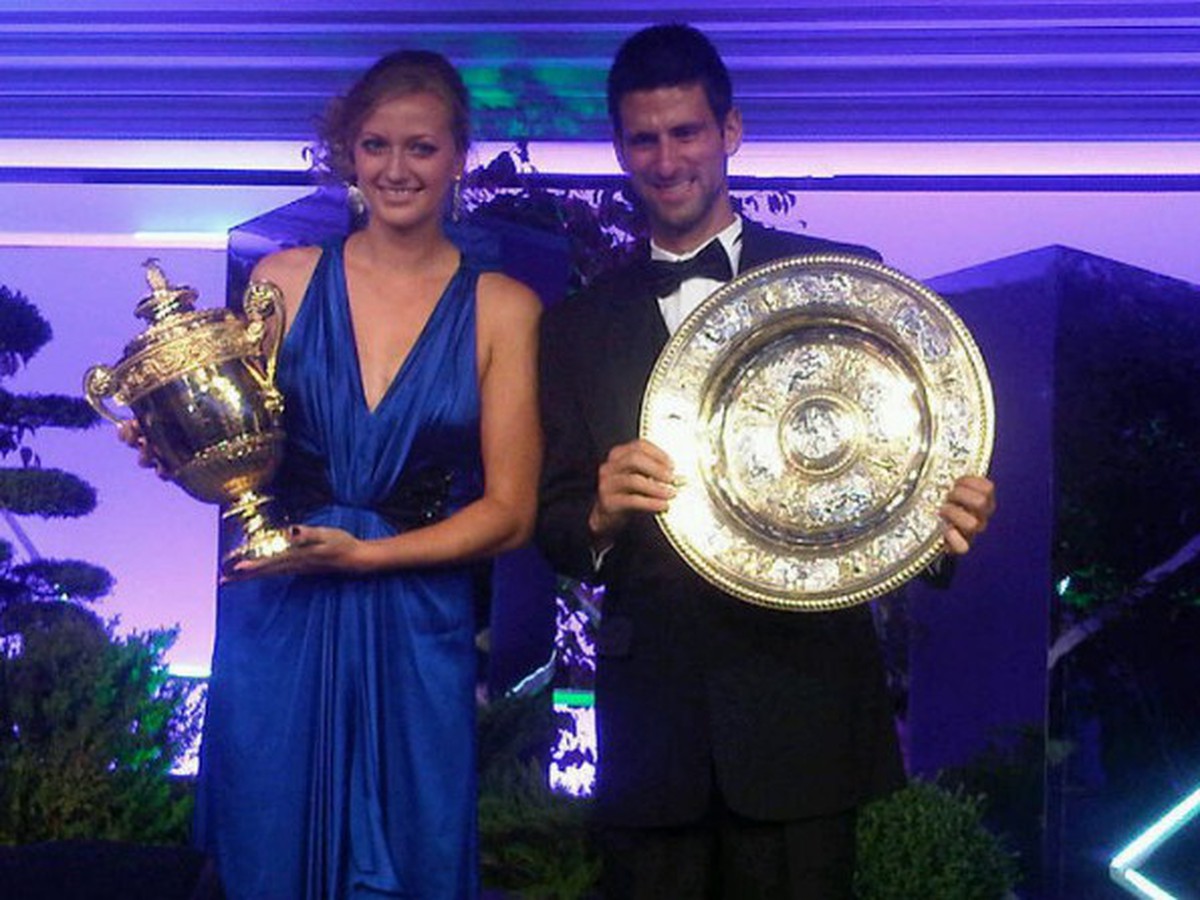 Petra Kvitová a Novak Djokovič si na slávnostnej večeri vymenili trofeje