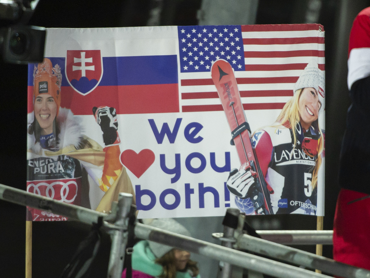 Na snímke transparent na ktorom je vľavo slovenská lyžiarka Petra Vlhová a vpravo Američanka Mikaela Shiffrinová počas nočného slalomu žien Svetového pohára v rakúskom Semmeringu