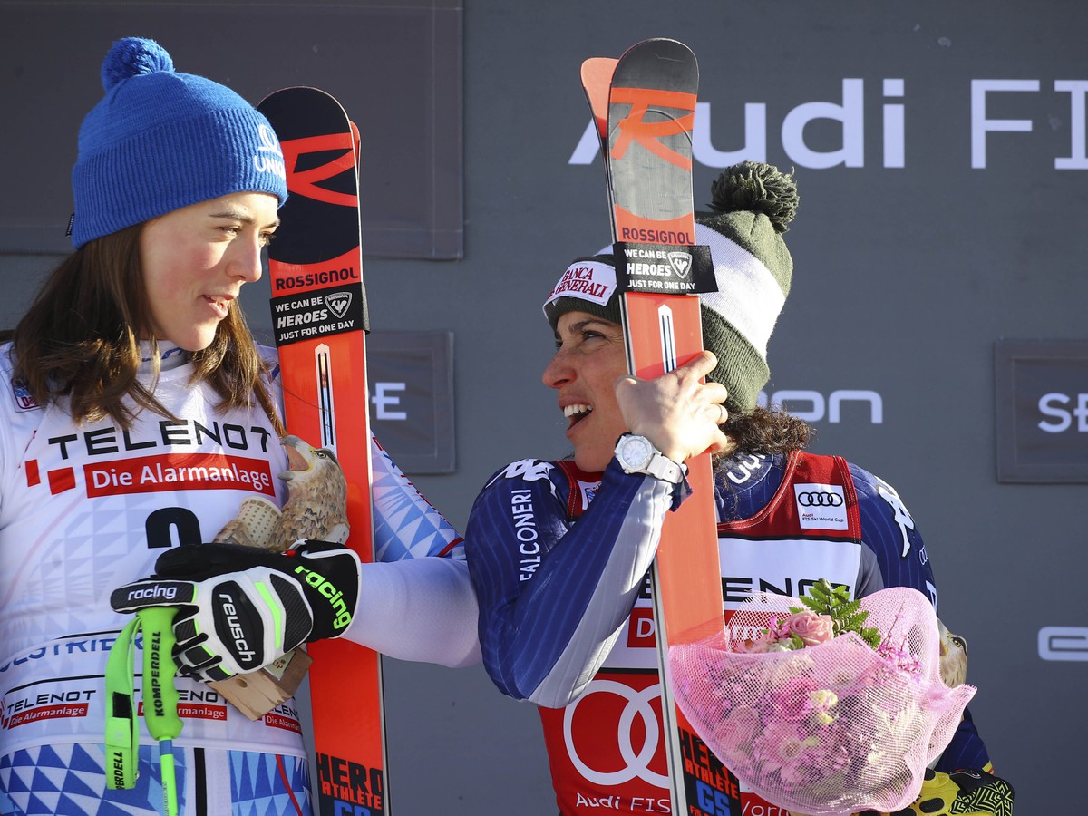 Slovenská lyžiarka Petra Vlhová oslavuje v cieli s Taliankou Federicou Brignoneovou po ich víťazstve