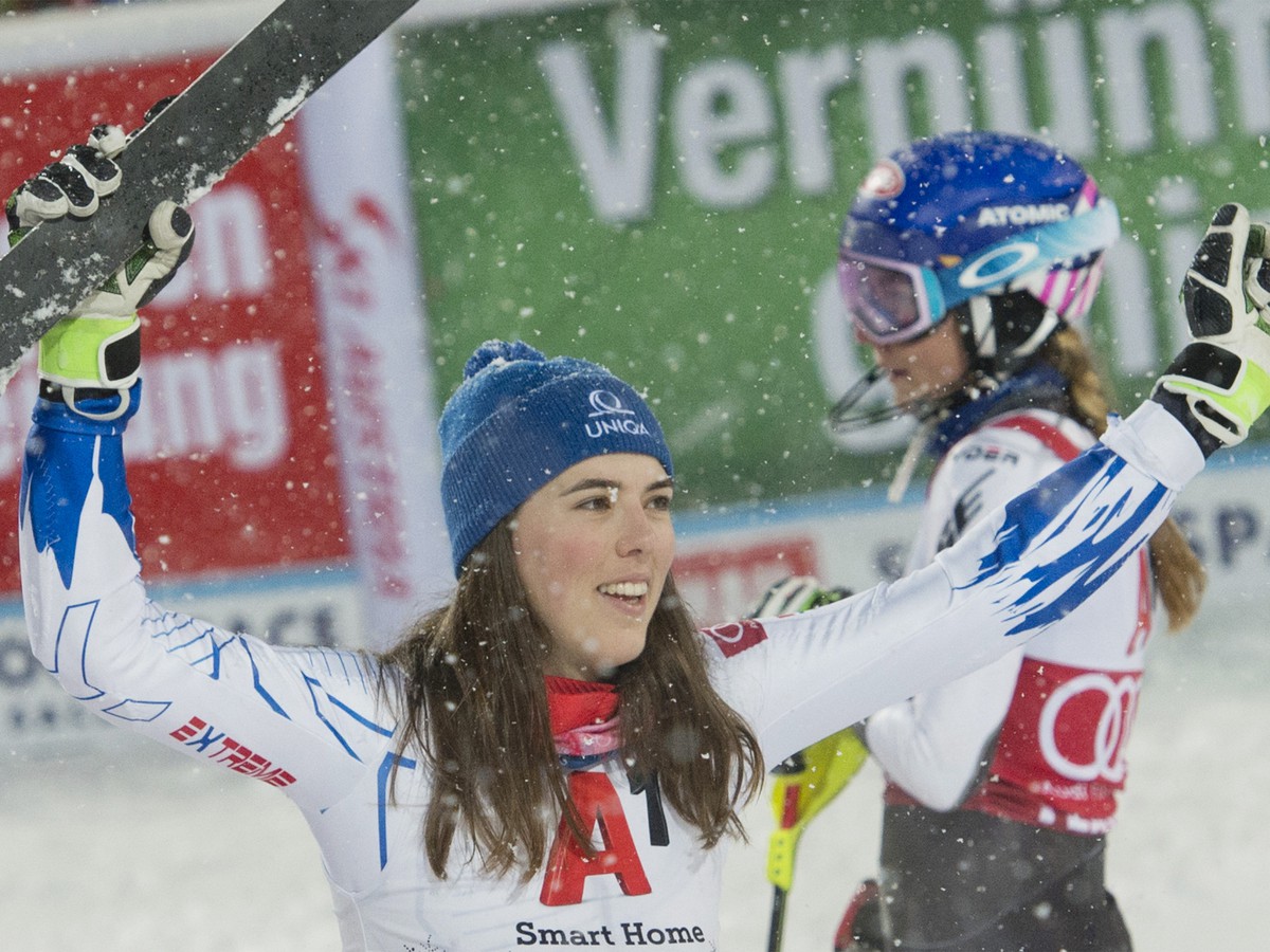 Slovenská lyžiarka Petra Vlhová sa teší po triumfe v nočnom slalome Svetového pohára v rakúskom Flachau 