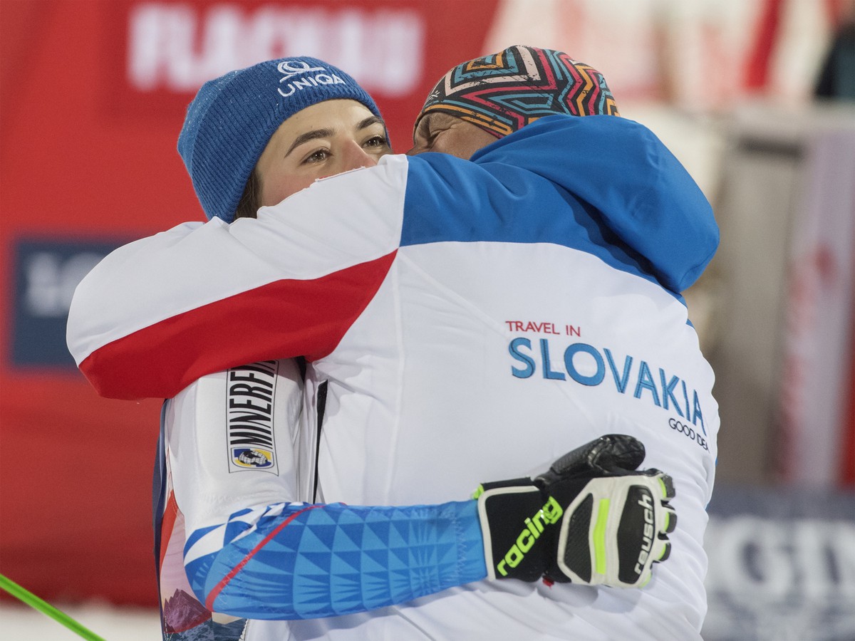 Slovenská lyžiarka Petra Vlhová (vľavo) sa objíma so svojím otcom Igorom Vlhom