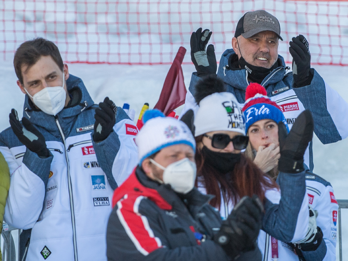 Na snímke rodina slovenskej lyžiarky Petry Vlhovej sa teší z víťazstva v obrovskom slalome 