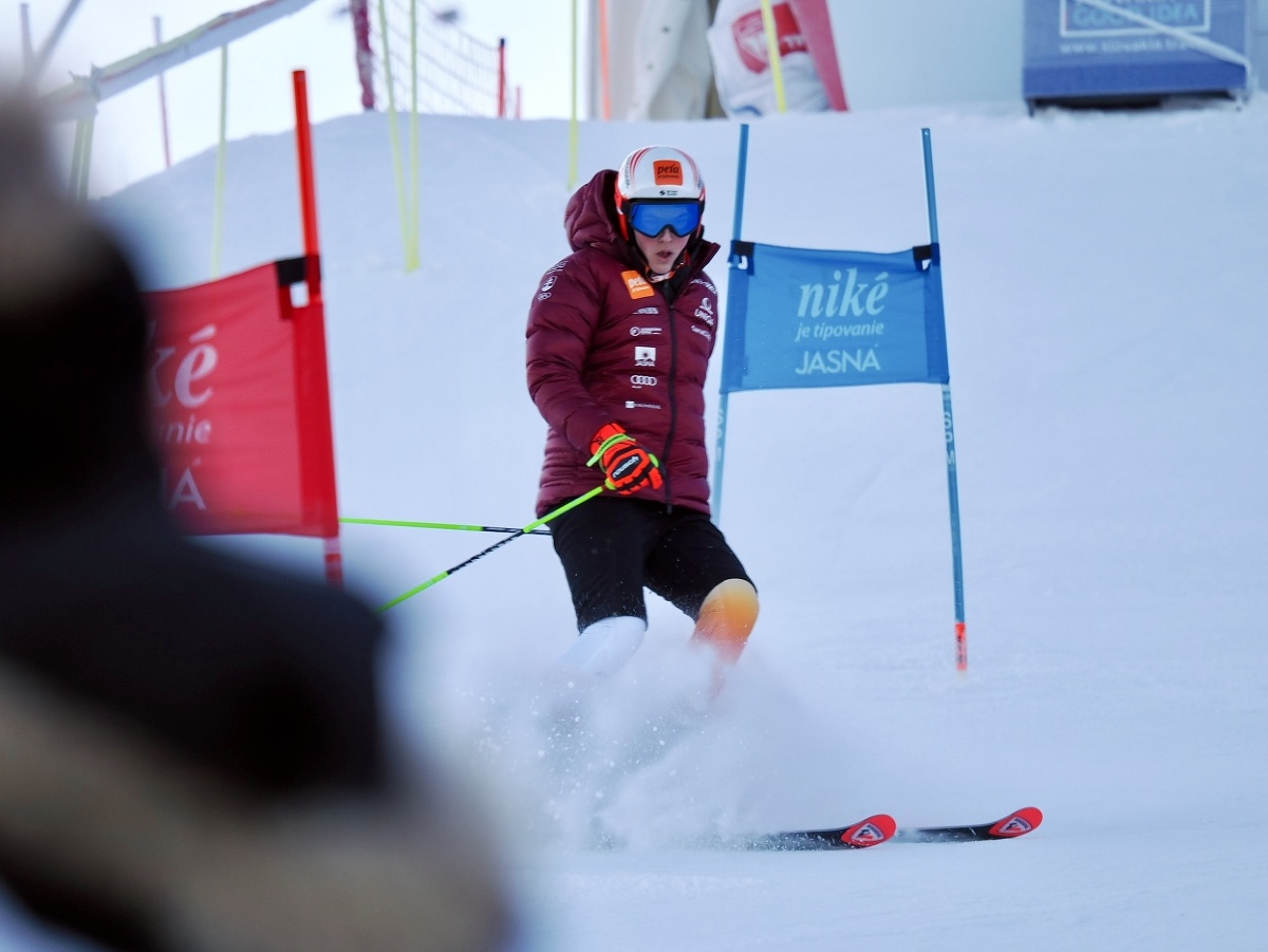 Petra Vlhová na trati počas rozcvičky pred obrovským slalomom v Jasnej
