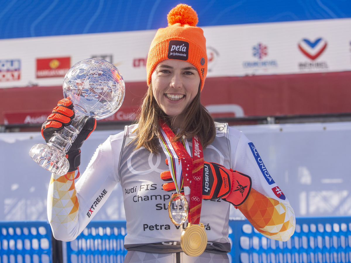 Petra Vlhová s  pohárovou trofejou a medailou víťazky v slalome žien po finále Svetového pohára v alpskom lyžovaní vo francúzskom dejisku Courchevel/Meribel