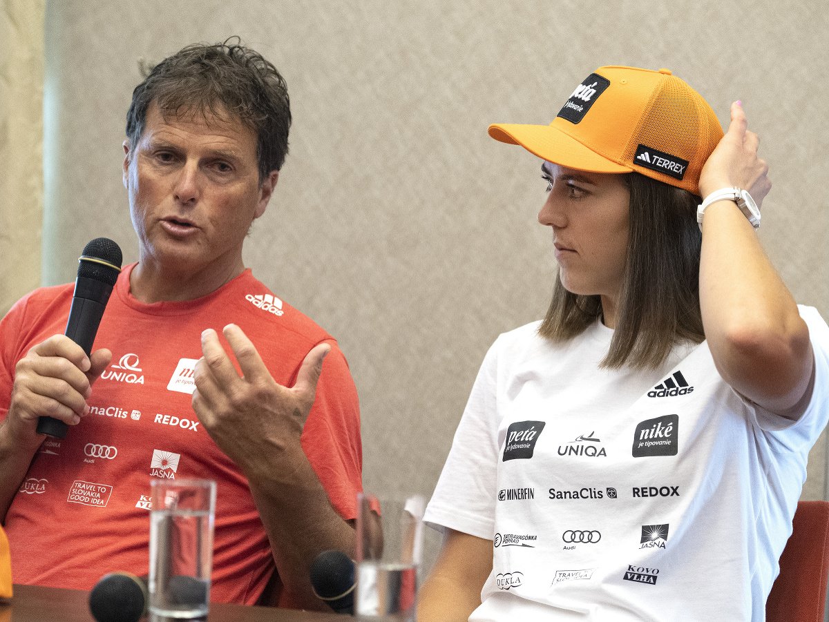 Na snímke slovenská lyžiarka Petra Vlhová a jej tréner Mauro Pini 