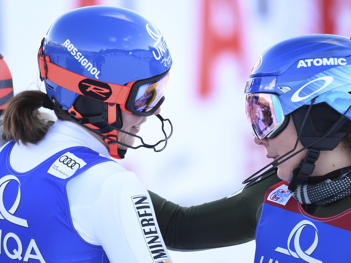Na snímke slovenská lyžiarka Petra Vlhová (vľavo) a americká lyžiarka Michaela Shiffrinová sa rozprávajú v cieli 2. kola