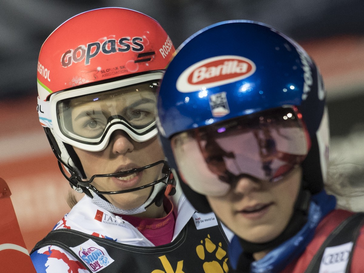 Slovenská lyžiarka Petra Vlhová a víťazka Mikaela Shiffrinová v cieli finálovej jazdy paralelného slalomu