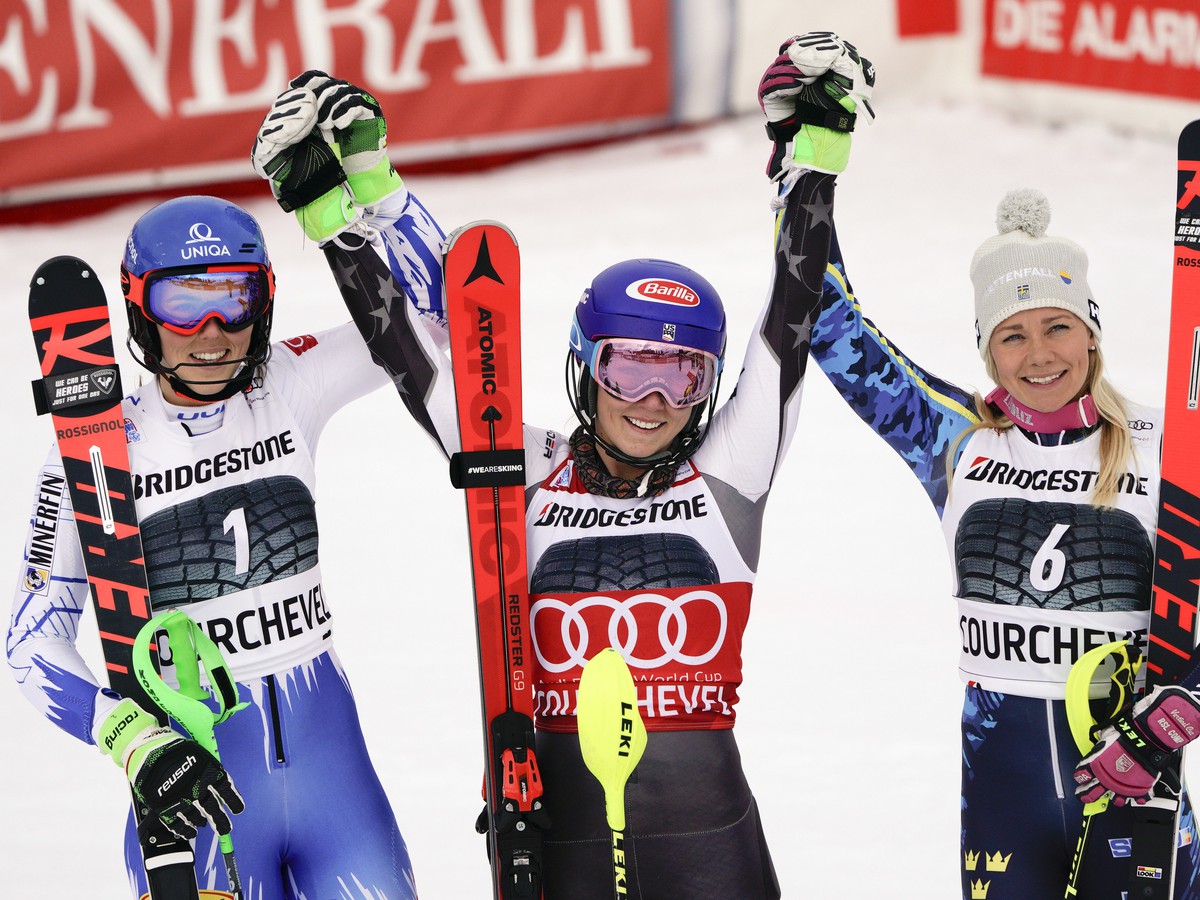 Americká lyžiarka Mikaela Shiffrinová (v strede) oslavuje víťazstvo v slalome Svetového pohára žien vo francúzskom  Courcheveli 22. decembra 2018. Na druhom mieste skončila Slovenka Petra Vlhová (vľavo) a na treťom Švédka Frida Hansdotterová (vpravo)