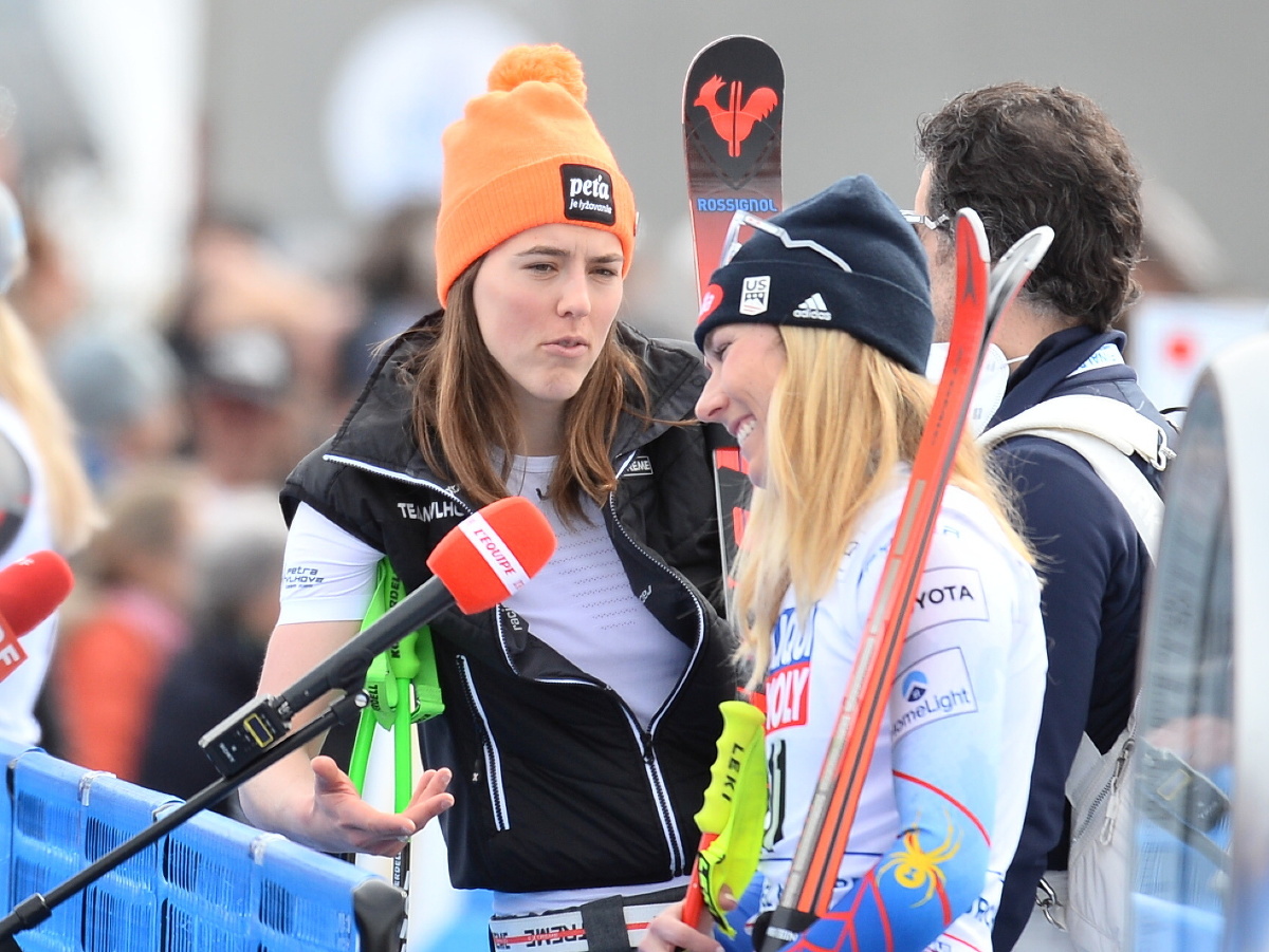 Slovenka Petra Vlhová (vľavo) a Američanka Mikaela Shiffrinová sa rozprávajú po štvrtkovom finále super-G Svetového pohára alpských lyžiarok vo francúzskom stredisku Courchevel/Meribel