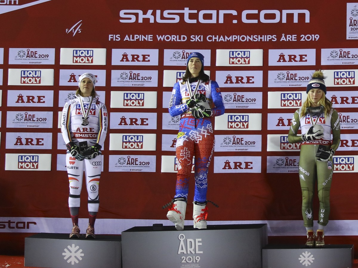 Viktoria Rebensburgová, Petra Vlhová a Mikaela Shiffrinová na stupni víťazov