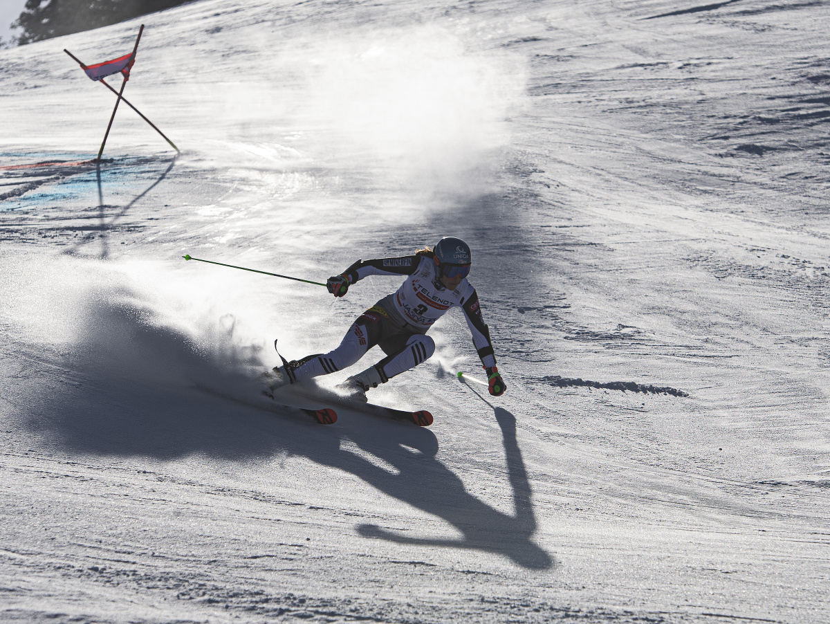 Slovenská lyžiarka Petra Vlhová na trati počas 1. kola obrovského slalomu Svetového pohára alpských lyžiarok 7. marca 2021 v Jasnej