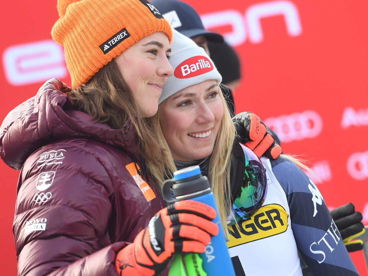 Na snímke vpravo americká lyžiarka Mikaela Shiffrinová oslavuje víťazstvo, vľavo Slovenka Petra Vlhová 
