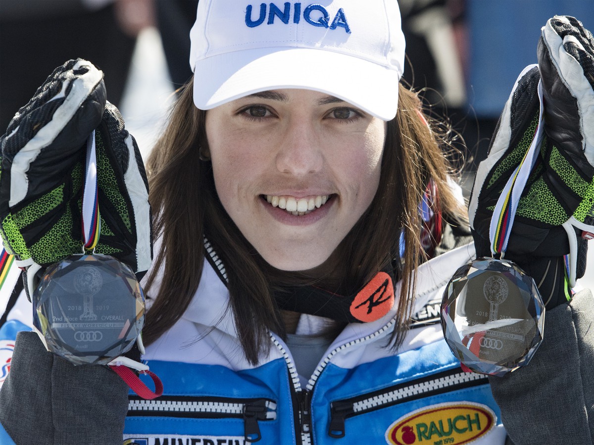 Na snímke slovenská lyžiarka Petra Vlhová pózuje s medailami za druhé miesto v celkovom poradí obrovského slalomu žien (vpravo) a v celkovom poradí Svetového pohára v alpskom lyžovaní
