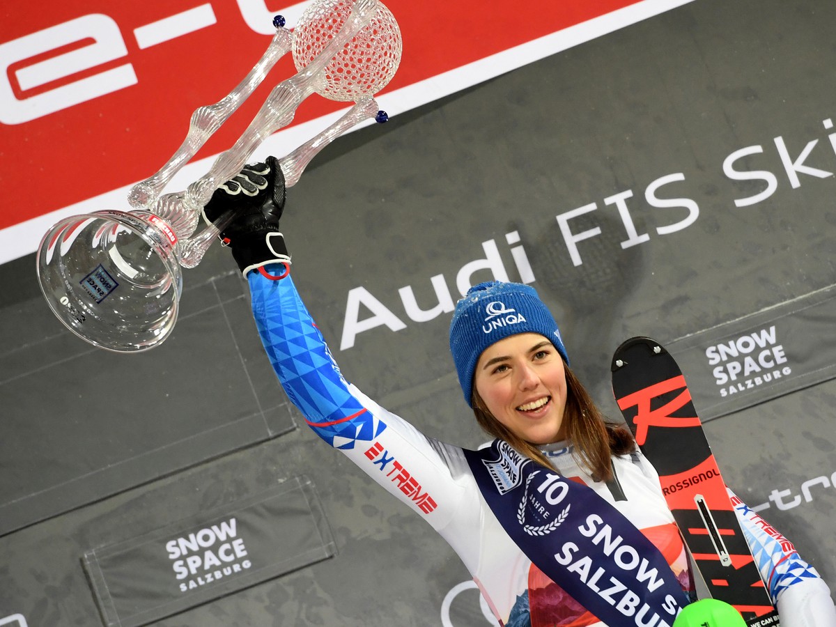 Petra Vlhová zvíťazila v nočnom slalome Svetového pohára žien v rakúskom Flachau. Vlhová tak opäť získala trofej Salzburskej princeznej snehového vesmíru