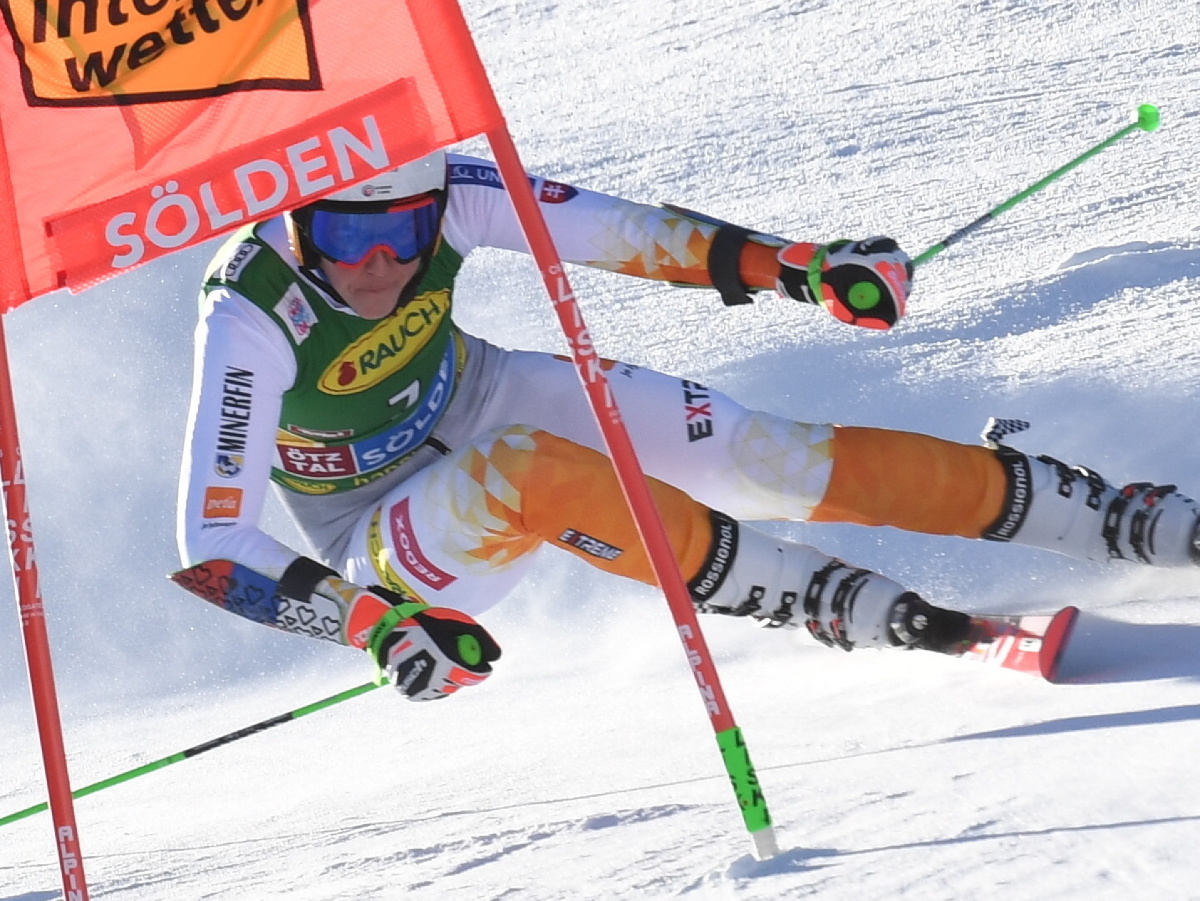 Slovenská lyžiarka Petra Vlhová počas prvého kola obrovského slalomu, ktorým odštartovala nová sezóna Svetového pohára alpských lyžiarok