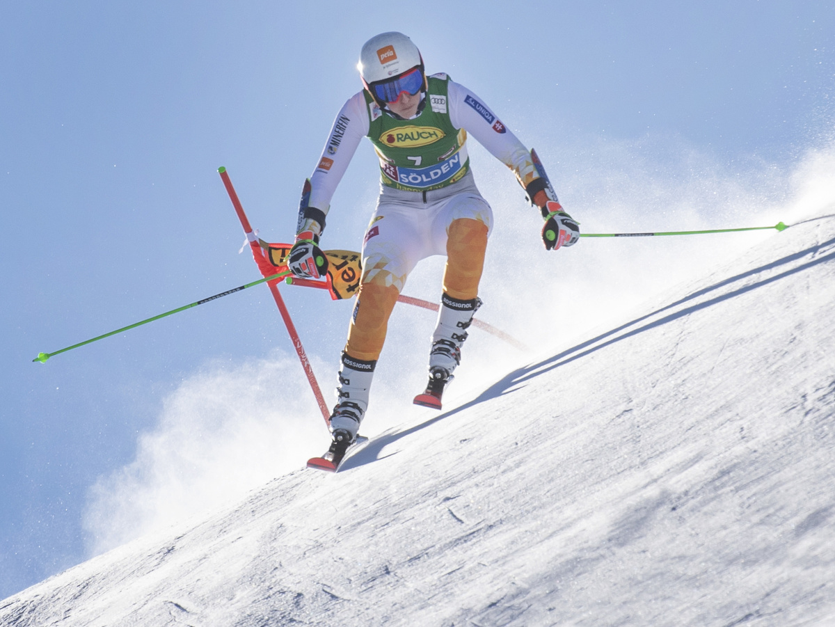 Slovenská lyžiarka Petra Vlhová počas prvého kola obrovského slalomu, ktorým odštartovala nová sezóna Svetového pohára alpských lyžiarok