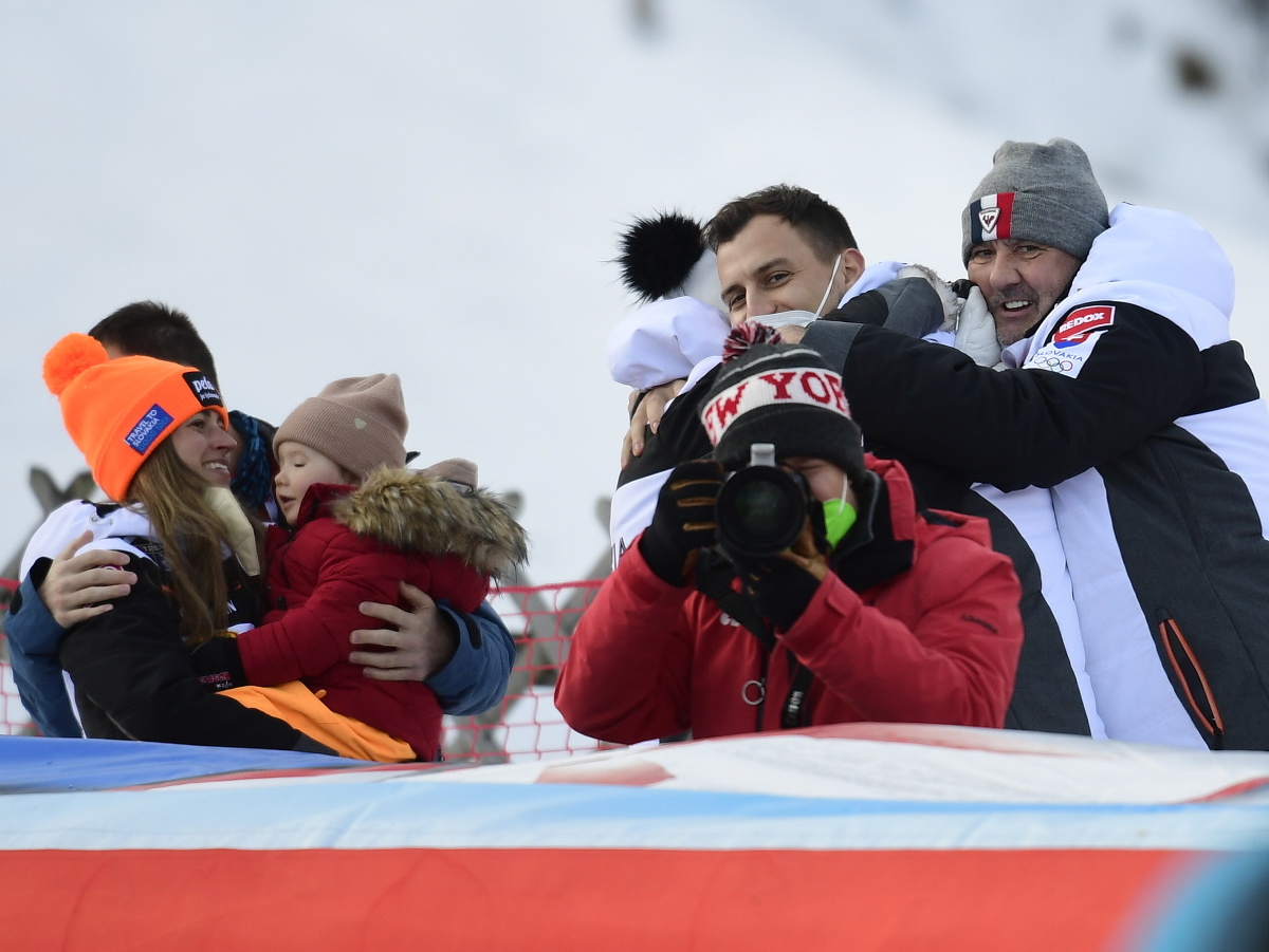 Vpravo otec slovenskej lyžiarky Petry Vlhovej Igor Vlha oslavuje jej víťazstvo po druhom kole slalomu žien Setového pohára v alpskom lyžovaní v rakúskom Lienzi