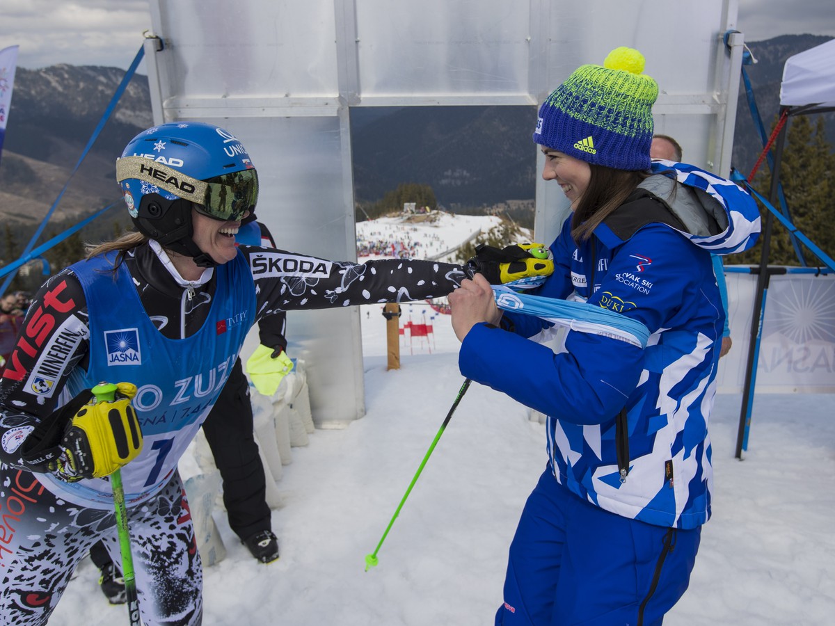Slovenská lyžiarka Veronika Velez - Zuzulová (vľavo) s Petrou Vlhovou počas jej rozlúčky s kariérou