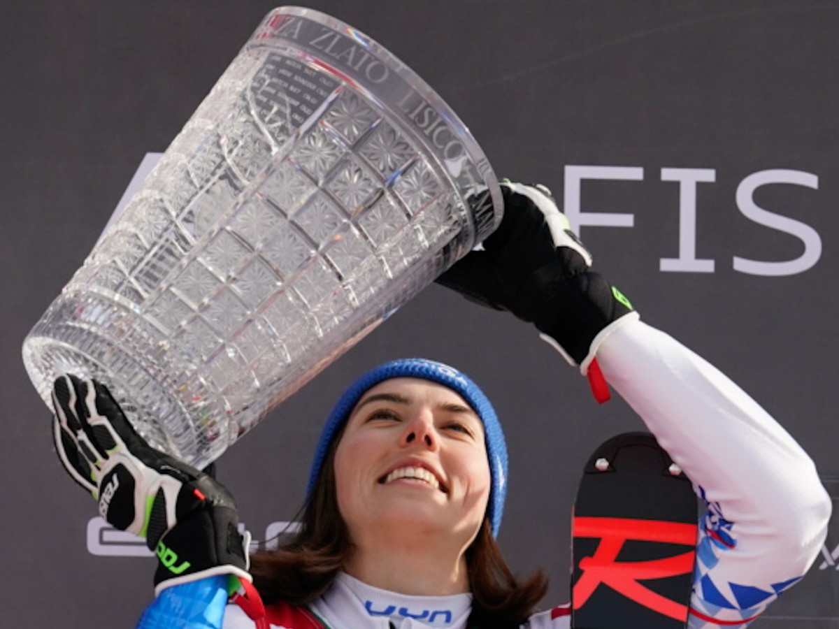 Petra Vlhová s trofejou za víťazstvo v slalome žien Svetového pohára v slovinskej Kranjskej Gore