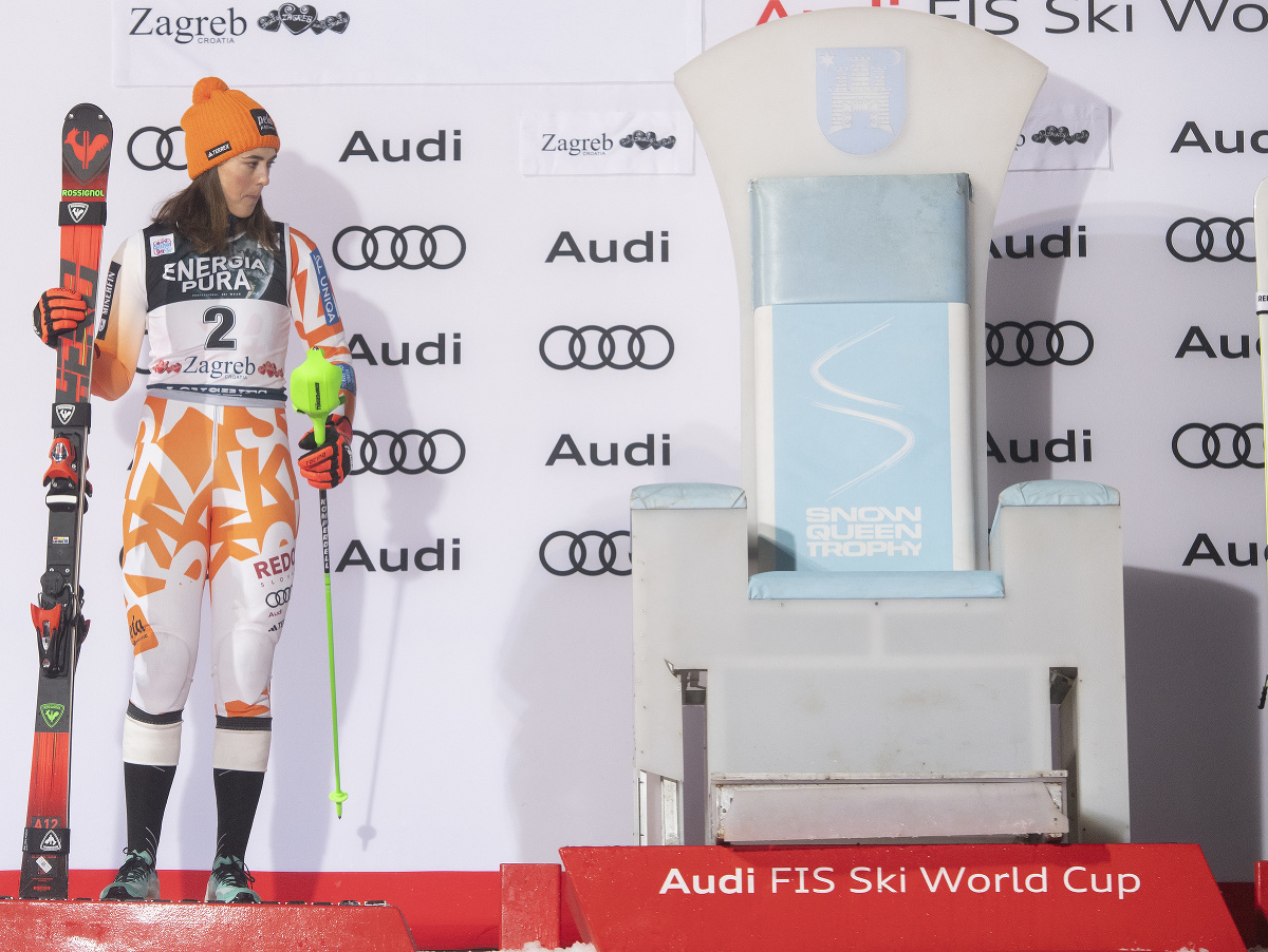Petra Vlhová sa pozerá na pódiu na kreslo pre Snehovú kráľovnú po druhom mieste v slalome žien Svetového pohára v alpskom lyžovaní v Záhrebe