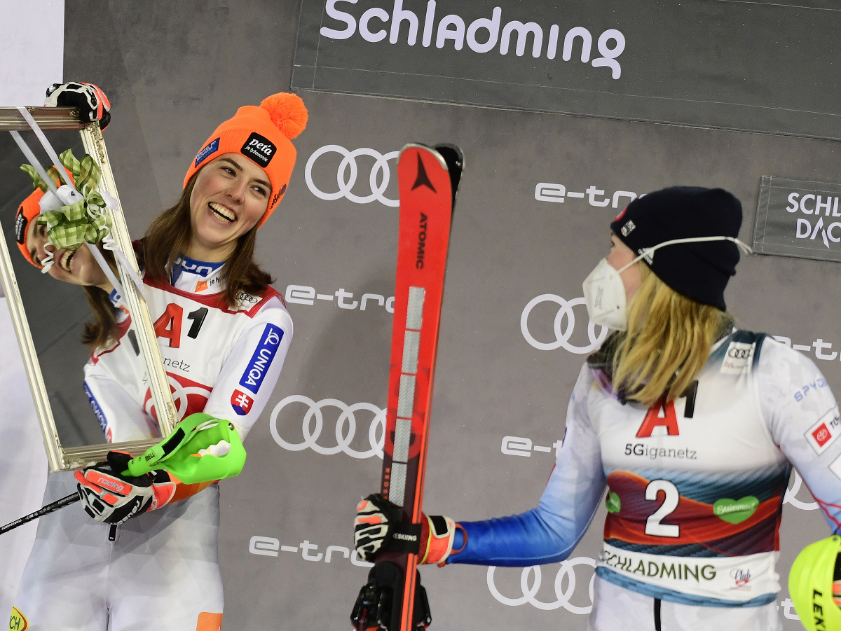 Na snímke slovenská lyžiarka Petra Vlhová (vľavo) obsadila 2. miesto v slalome žien Svetového pohára v alpskom lyžovaní v rakúskom Schladmingu, vpravo víťazka Mikaela Shiffrinová