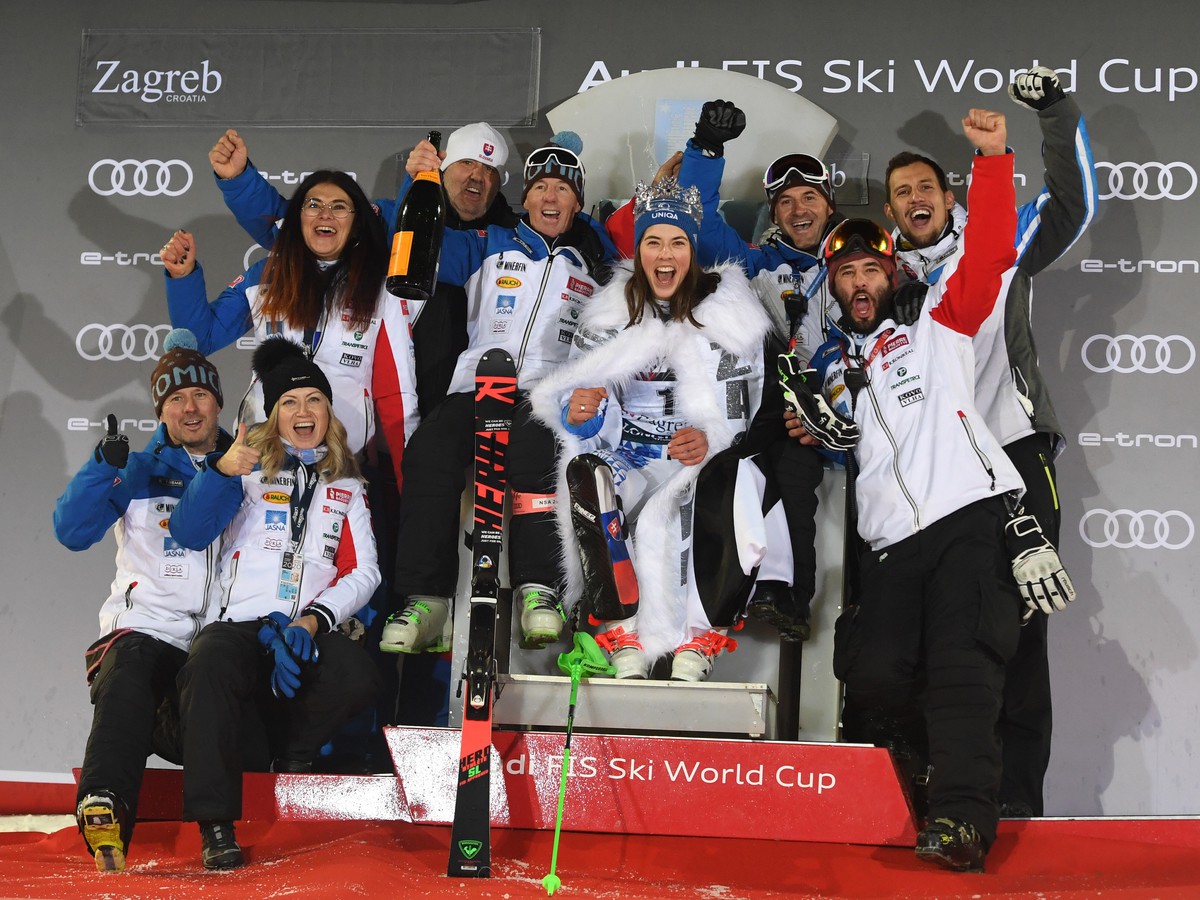Slovenská lyžiarka Petra Vlhová oslavuje s realizačným tímom víťazstvo slalome Svetového pohára v Záhrebe