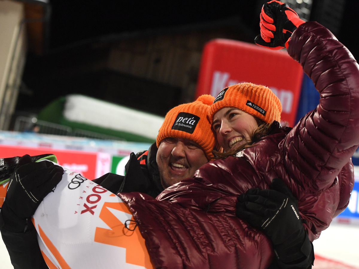 Na snímke slovenská lyžiarka Petra Vlhová sa teší z víťazstva so svojím otcom Igorom Vlhom