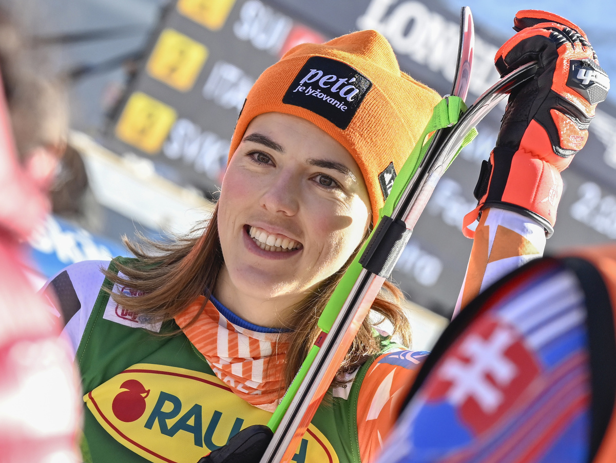 Slovenská lyžiarka Petra Vlhová sa usmieva v cieli z tretieho miesta v obrovskom slalome Svetového pohára