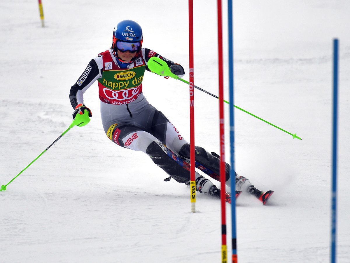 Slovenská lyžiarka Petra Vlhová na trati počas 1. kola slalomu v Jasnej
