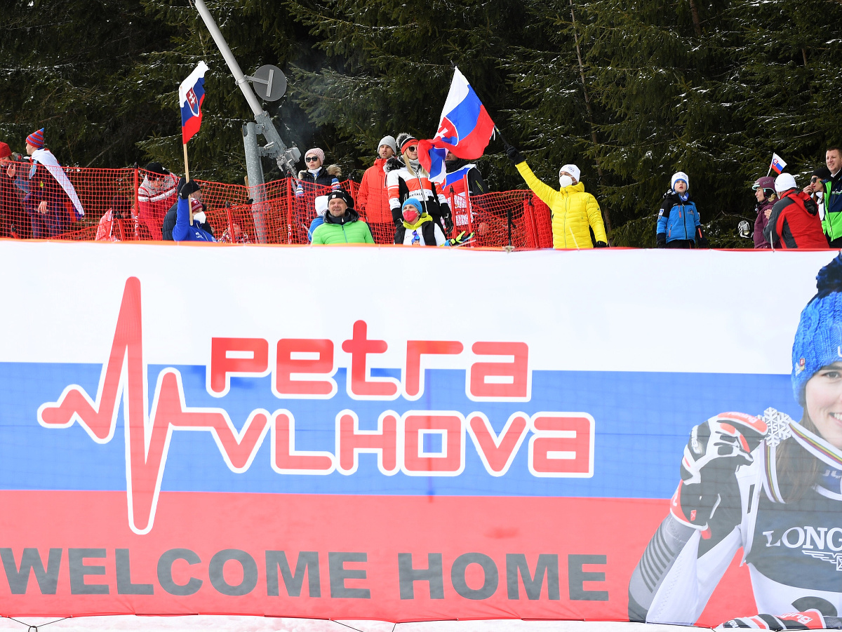 Fanúšikovia slovenskej lyžiarky Petry Vlhovej počas 2. kola slalomu Svetového pohára v Jasnej 