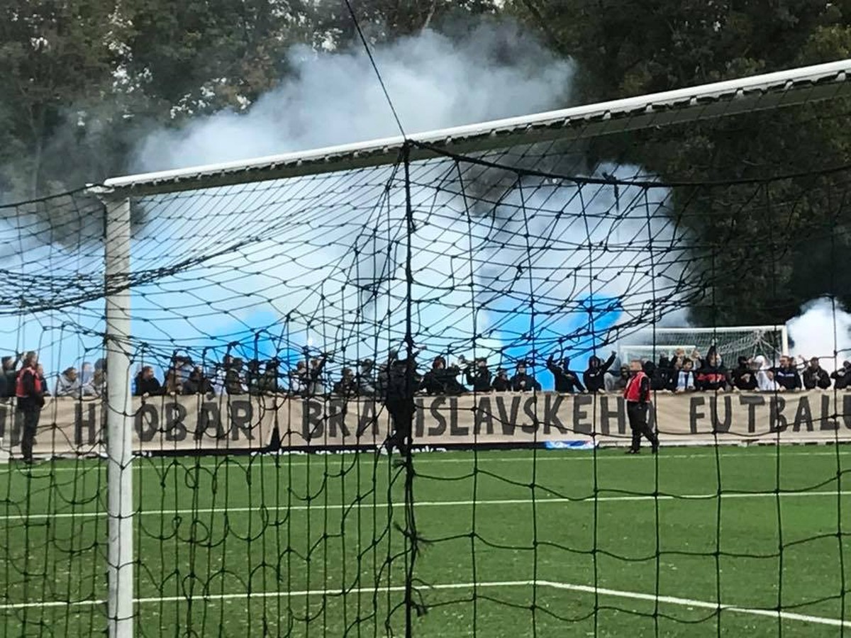 Fanúšikovia na zápase FC Petržalka - ŠK Slovan Bratislava B