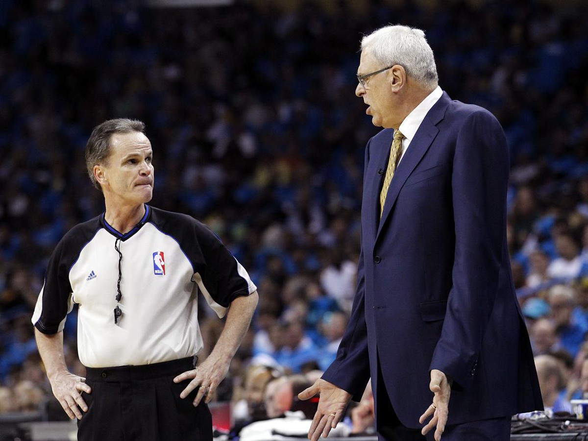 Phil Jackson diskutuje s rozhodcom