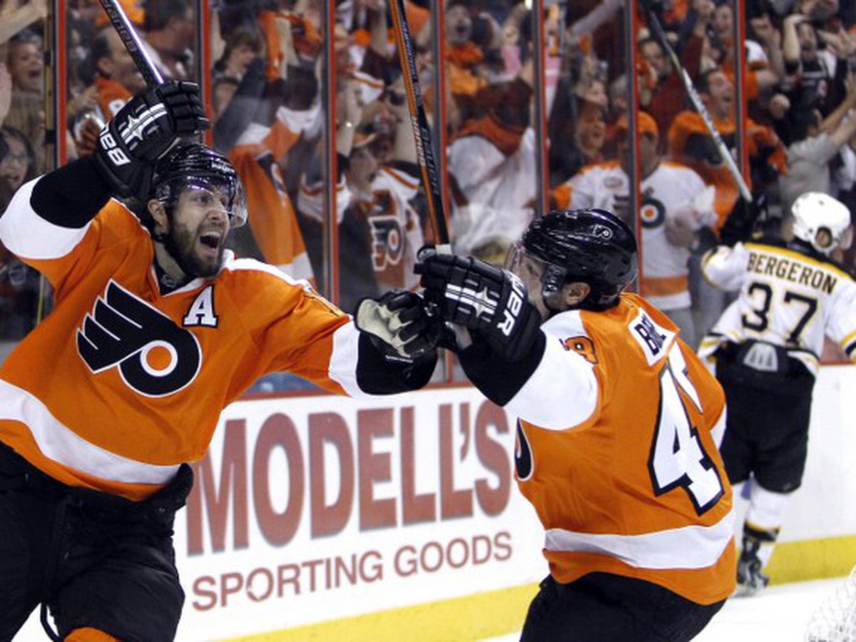 Simon Gagne a Danny Brier oslavujú gól 