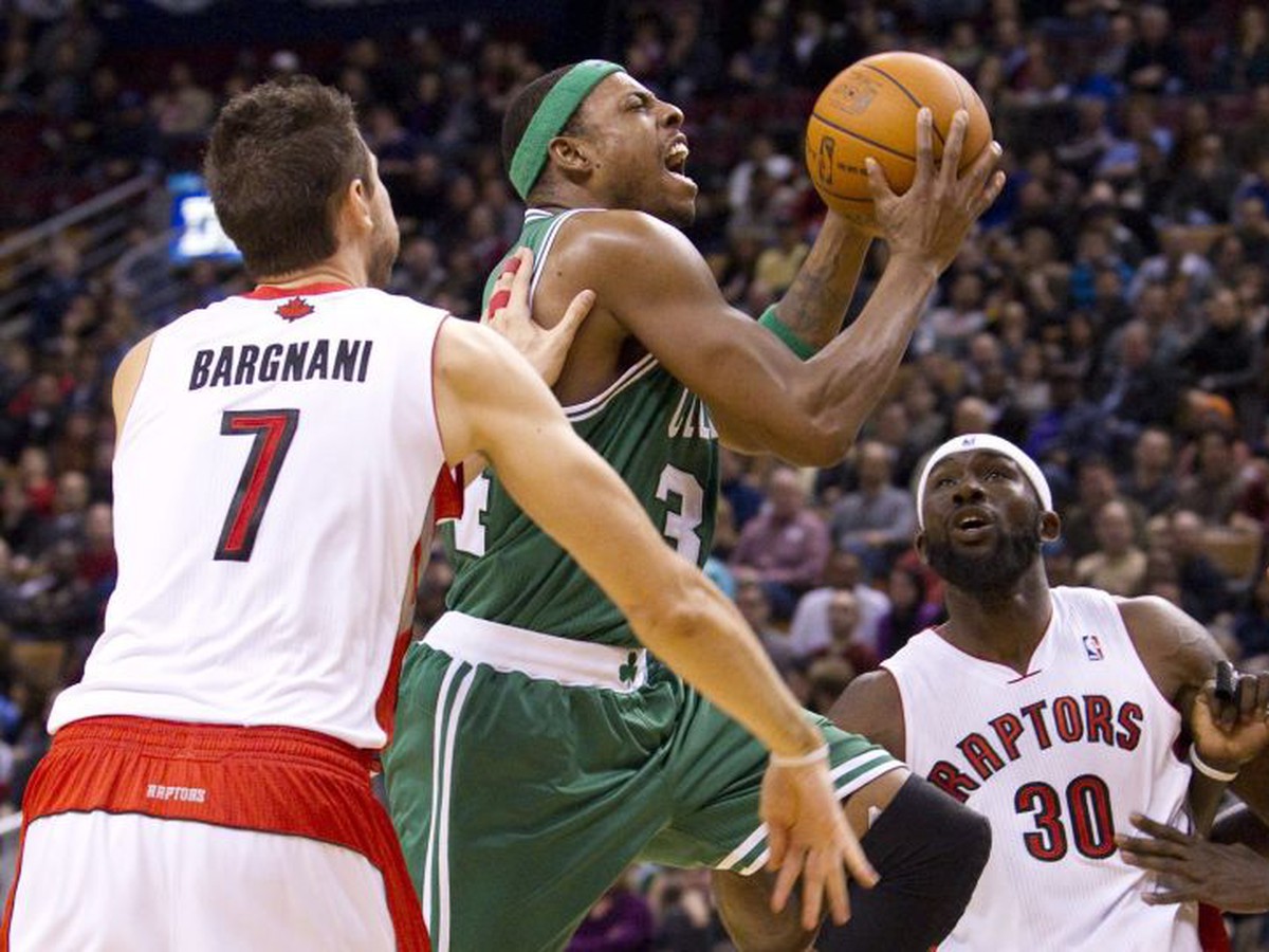 Paul Pierce bránený dvojicou hráčov Toronta
