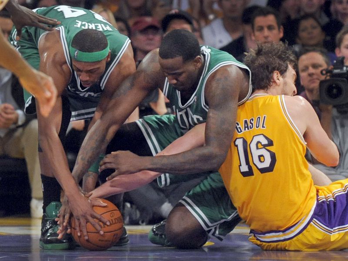 Momentka zo zápasu LA Lakers - Boston